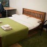 Town Hall 3 Bedroom דירה *