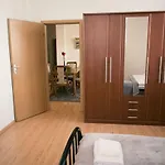 Town Hall 3 Bedroom דירה
